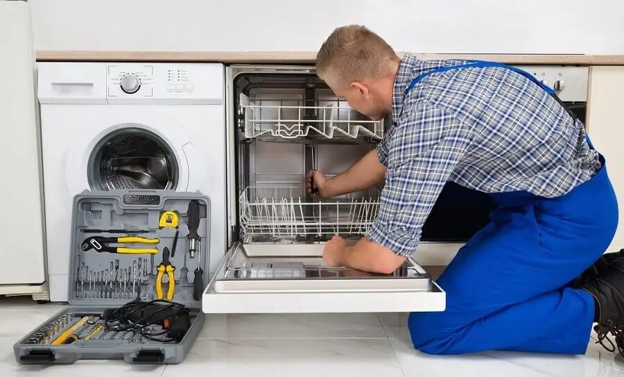 Tire Beko servisi teknisyen ekibi beyaz eşya tamiri yaparken